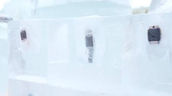 冻一天的儿童电话手表还能正常工作么凯发赛事合作冰雪世界极寒挑战 冰(图2)